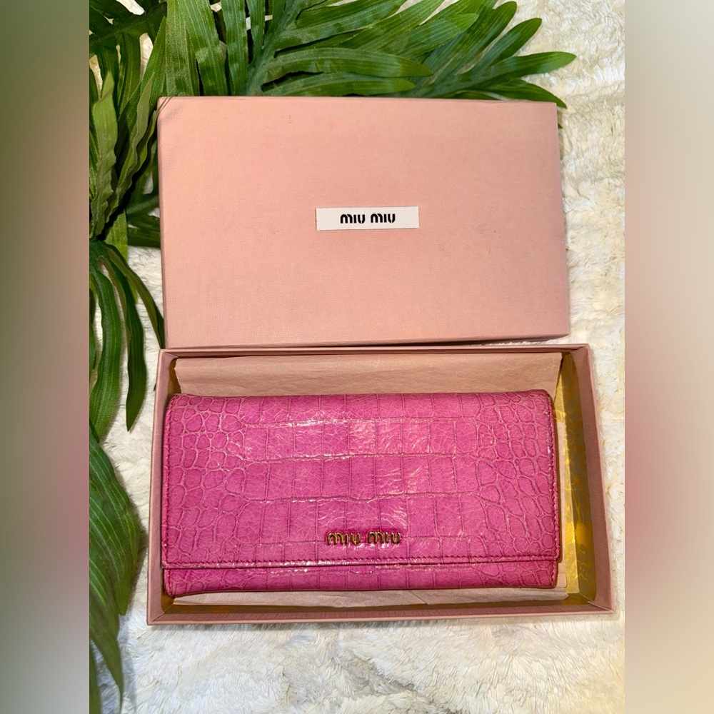 IN BOX! MIU MIU Beautiful Pink Continental Italian Croc Leather Long Snap Wallet